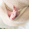ニューボーンフォトで足だけでも可愛い