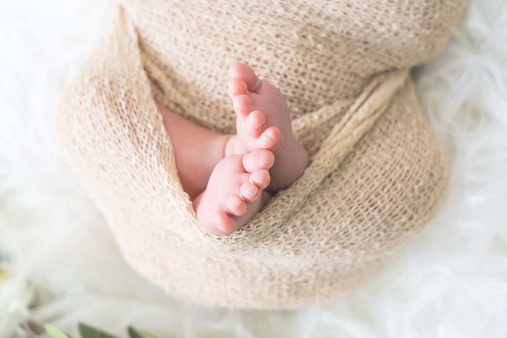 ニューボーンフォトで足だけでも可愛い