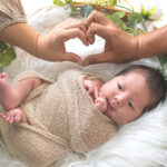 ニューボーンフォトの様子。パパとママでハートを作りました。