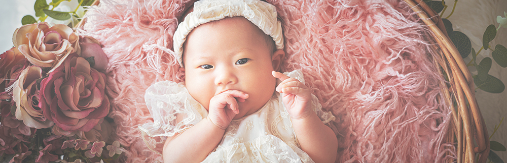 馬県富岡市のお宮参りフォト。一之宮貫前神社から車で5分の写真スタジオ「写真のヤジマ」が、柔らかな光で赤ちゃんの笑顔をドラマチックに撮影した一枚。