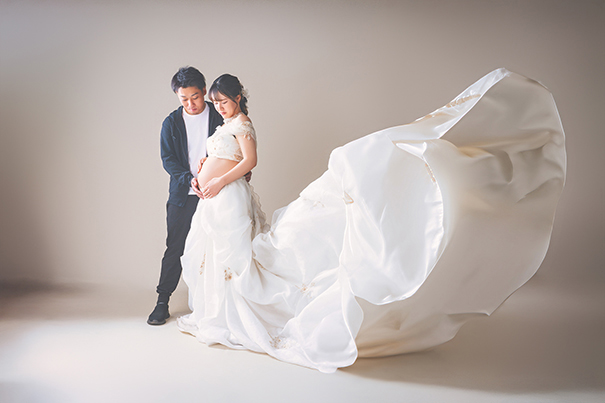 群馬県富岡市の写真館ヤジマフォトスタジオ。写真のヤジマ（矢嶋和信）が光と影を操る技術で、一生に一度の神秘的な姿を残すマタニティフォト。