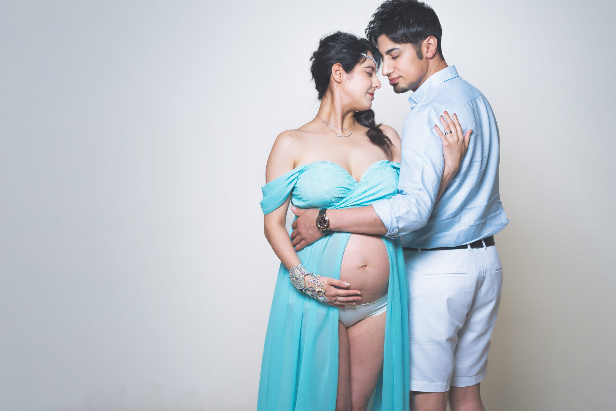 群馬県富岡市の写真館ヤジマフォトスタジオ。写真のヤジマ（矢嶋和信）が光と影を操る技術で、一生に一度の神秘的な姿を残すマタニティフォト。