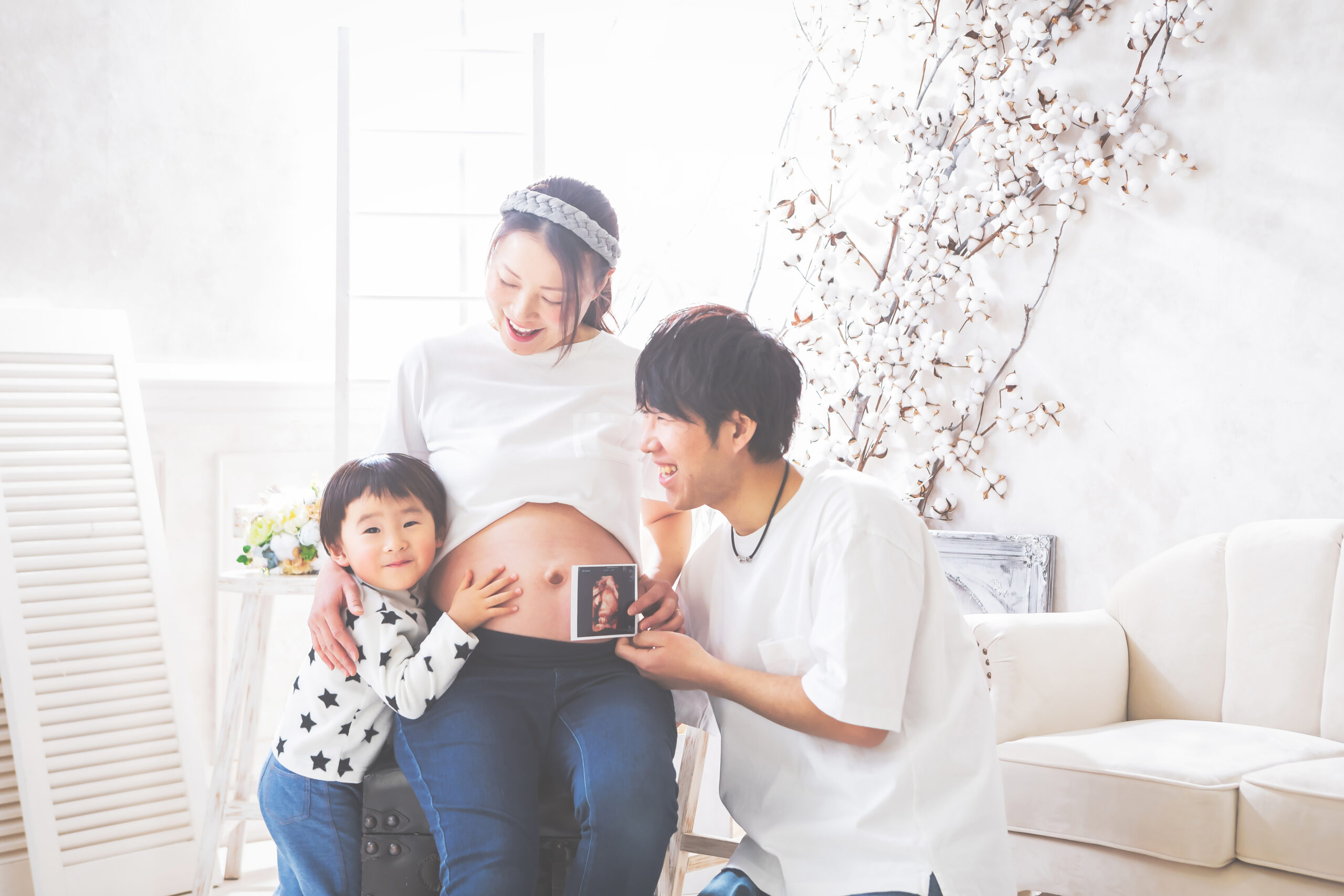 群馬県富岡市の写真館ヤジマフォトスタジオ。写真のヤジマ（矢嶋和信）が光と影を操る技術で、一生に一度の神秘的な姿を残すマタニティフォト。